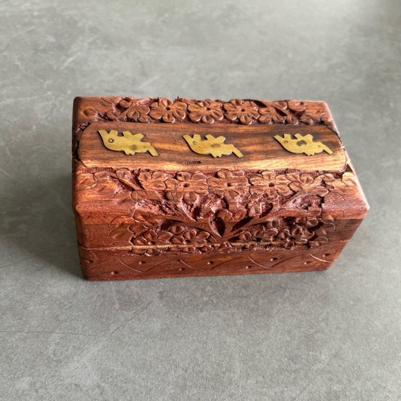 Hand carved Rosewood box, keepsake, treasure box adorned with 3 Elephants - Picture 8 of 12